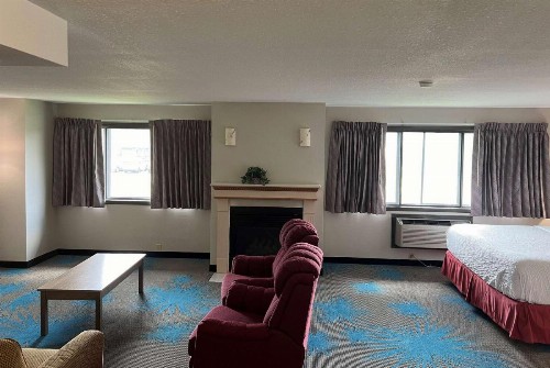 Days Inn & Suites by Wyndham Des Moines Airport - image 36