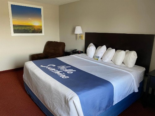 Days Inn & Suites by Wyndham Des Moines Airport - image 37