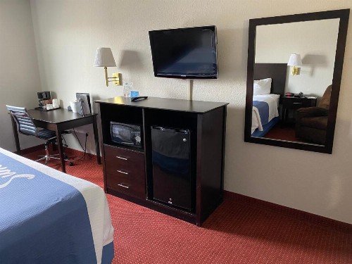 Days Inn & Suites by Wyndham Des Moines Airport - image 38