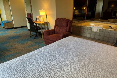 Days Inn & Suites by Wyndham Des Moines Airport - image 49