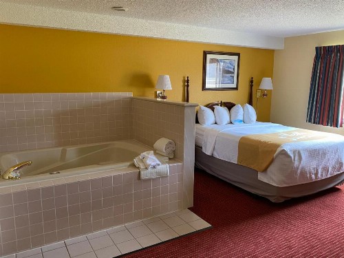 Days Inn & Suites by Wyndham Des Moines Airport - image 6