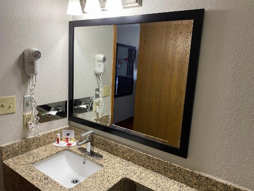 Days Inn & Suites by Wyndham Des Moines Airport - image 9