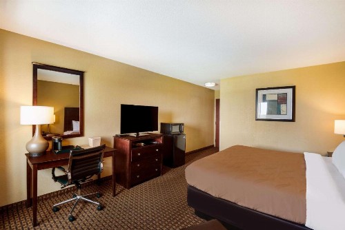 Quality Inn Des Moines - image 11