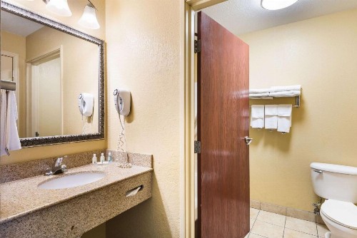 Quality Inn Des Moines - image 13