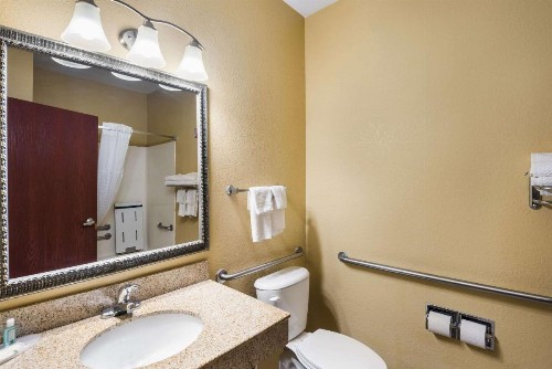 Quality Inn Des Moines - image 14