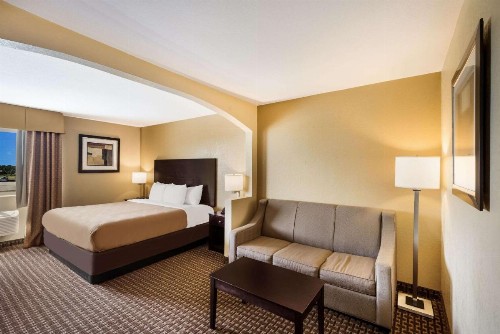 Quality Inn Des Moines - image 15