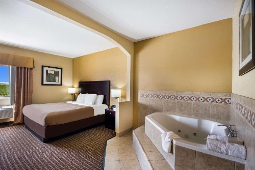 Quality Inn Des Moines - image 18