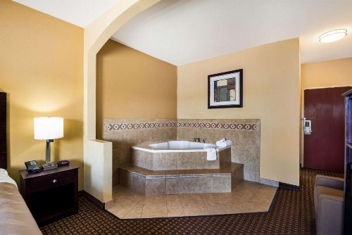 Quality Inn Des Moines - image 20