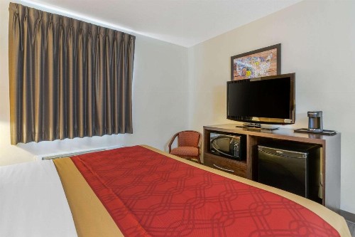 Econo Lodge Inn & Suites Fairgrounds - image 13