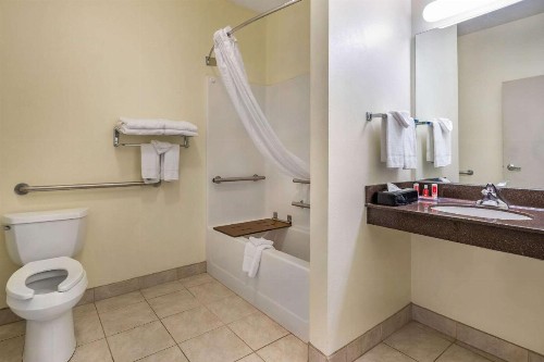 Econo Lodge Inn & Suites Fairgrounds - image 18