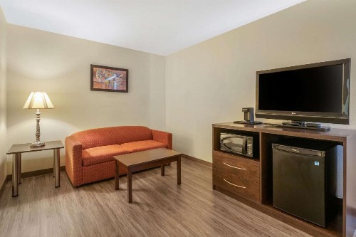 Econo Lodge Inn & Suites Fairgrounds - image 20