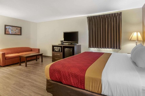 Econo Lodge Inn & Suites Fairgrounds - image 21