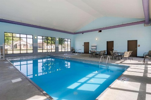 Econo Lodge Inn & Suites Fairgrounds - image 25
