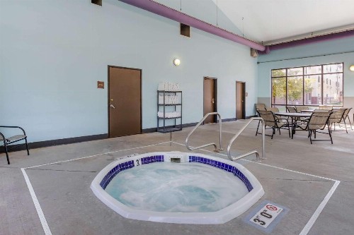 Econo Lodge Inn & Suites Fairgrounds - image 26