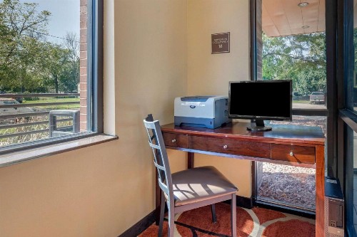 Econo Lodge Inn & Suites Fairgrounds - image 27