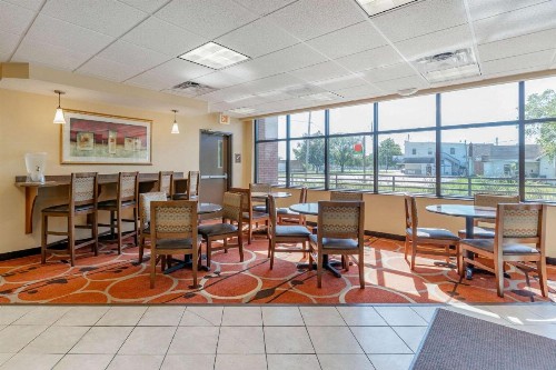Econo Lodge Inn & Suites Fairgrounds - image 28