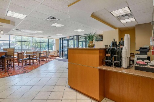 Econo Lodge Inn & Suites Fairgrounds - image 30