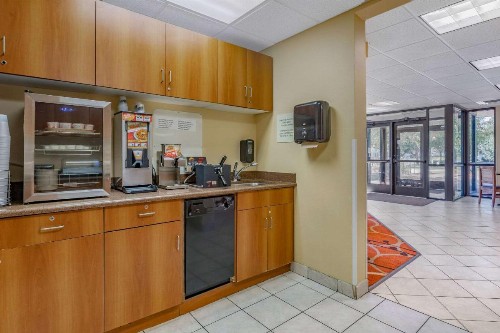 Econo Lodge Inn & Suites Fairgrounds - image 31