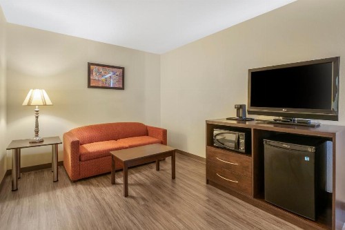 Econo Lodge Inn & Suites Fairgrounds - image 34