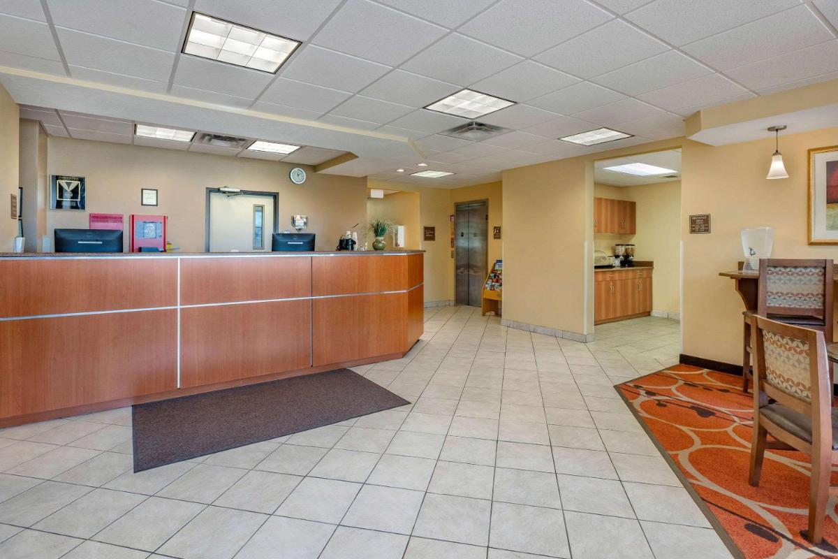 Econo Lodge Inn & Suites Fairgrounds - image 4