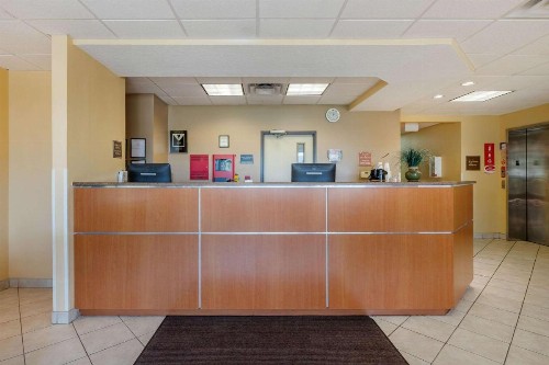 Econo Lodge Inn & Suites Fairgrounds - image 6
