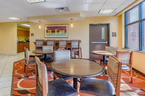 Econo Lodge Inn & Suites Fairgrounds - image 7
