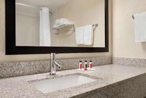 Baymont by Wyndham Des Moines North - image 10
