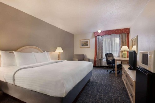 Baymont by Wyndham Des Moines North - image 13
