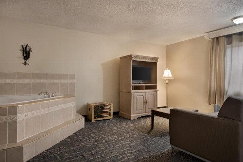 Baymont by Wyndham Des Moines North - image 41