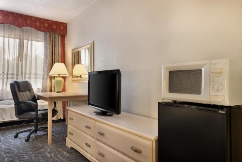 Baymont by Wyndham Des Moines North - image 45