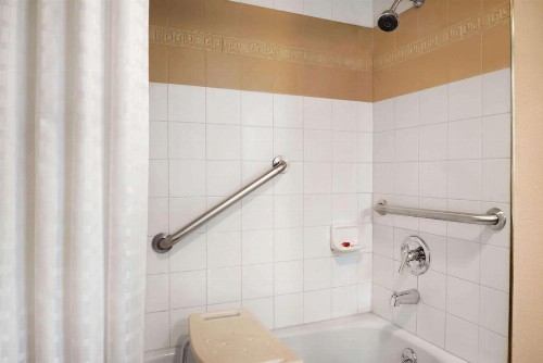 Super 8 by Wyndham Des Moines - image 10