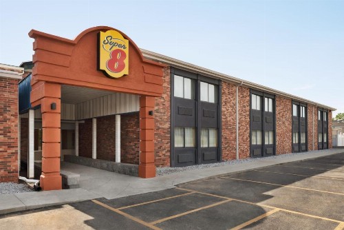 Super 8 by Wyndham Des Moines - image 11