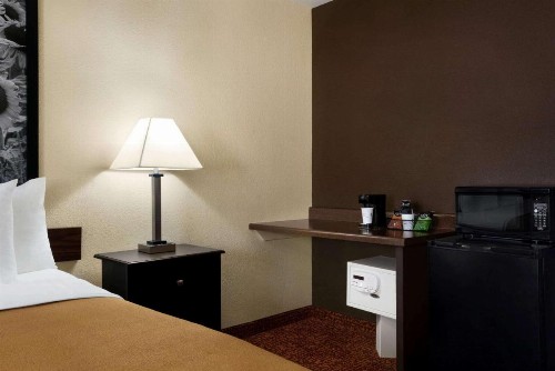 Super 8 by Wyndham Des Moines - image 16