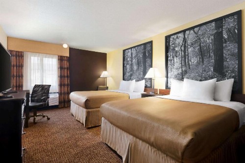 Super 8 by Wyndham Des Moines - image 18