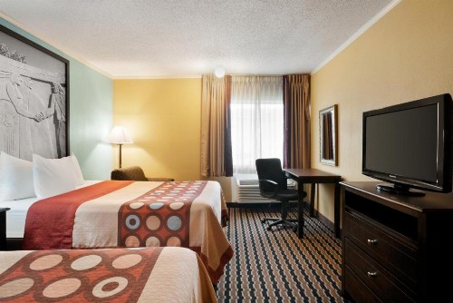 Super 8 by Wyndham Des Moines - image 21