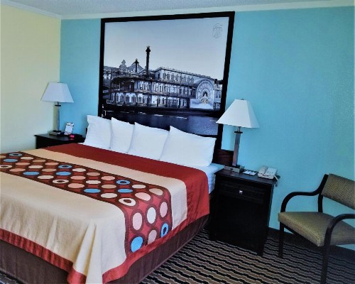Super 8 by Wyndham Des Moines - image 24