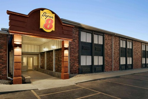 Super 8 by Wyndham Des Moines - image 27