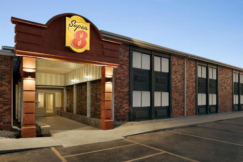 Super 8 by Wyndham Des Moines - image 29