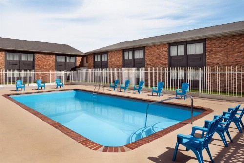 Super 8 by Wyndham Des Moines - image 3