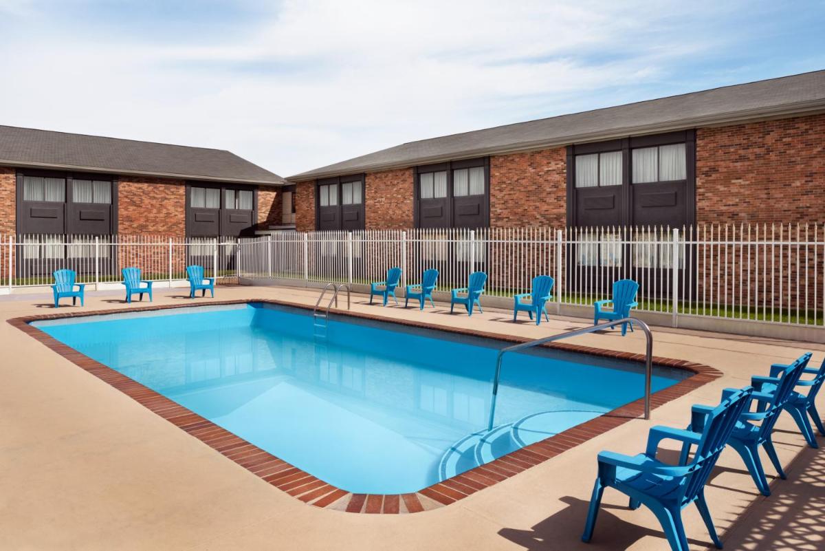 Super 8 by Wyndham Des Moines - image 3