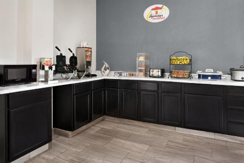 Super 8 by Wyndham Des Moines - image 32