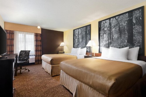 Super 8 by Wyndham Des Moines - image 33