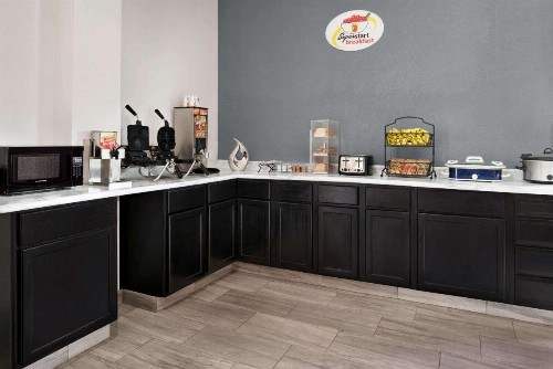 Super 8 by Wyndham Des Moines - image 34