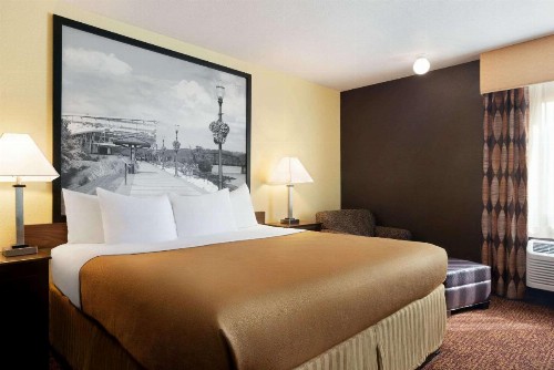 Super 8 by Wyndham Des Moines - image 4