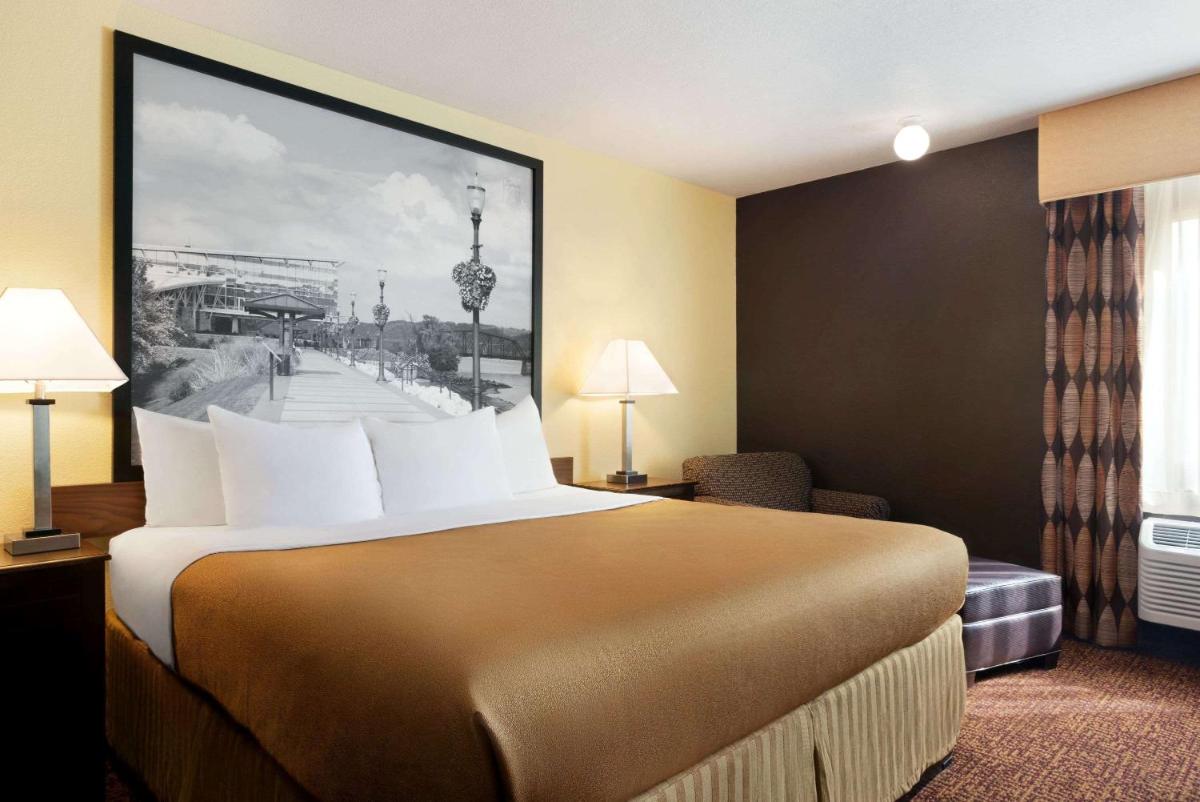 Super 8 by Wyndham Des Moines - image 4