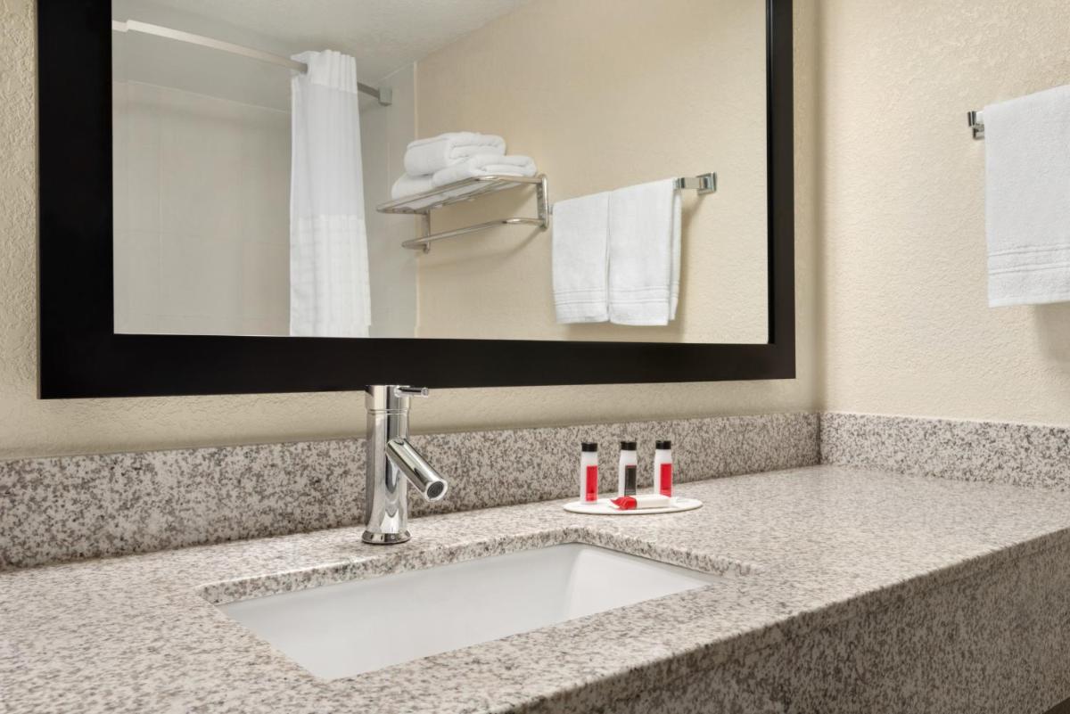 Super 8 by Wyndham Des Moines - image 5