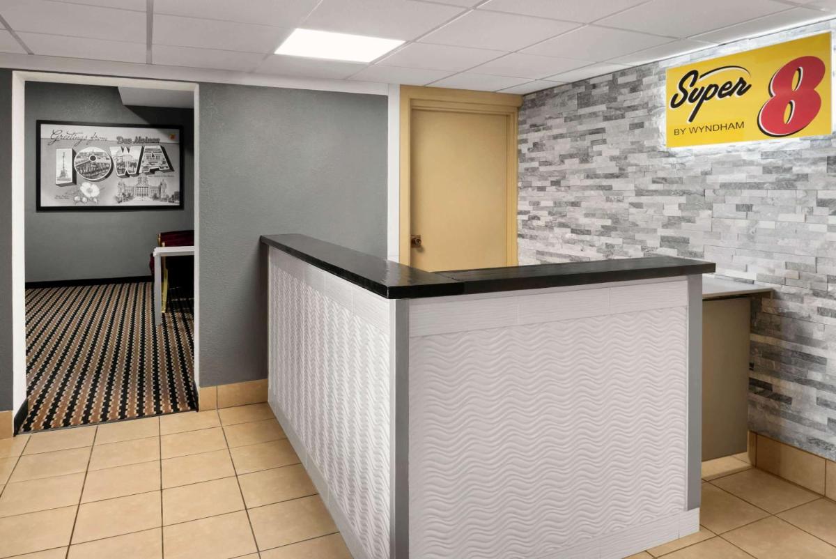 Super 8 by Wyndham Des Moines - image 6