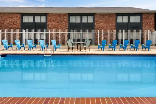 Super 8 by Wyndham Des Moines - image 7