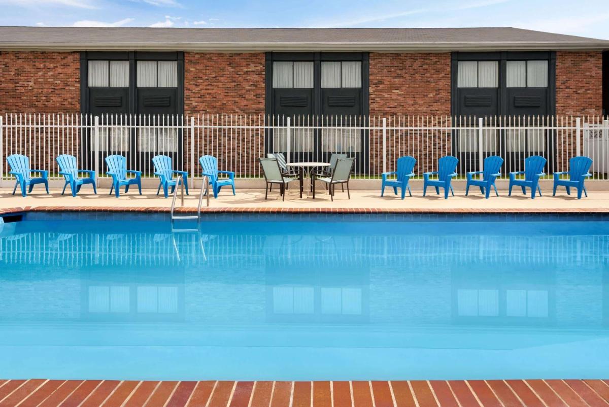 Super 8 by Wyndham Des Moines - image 7