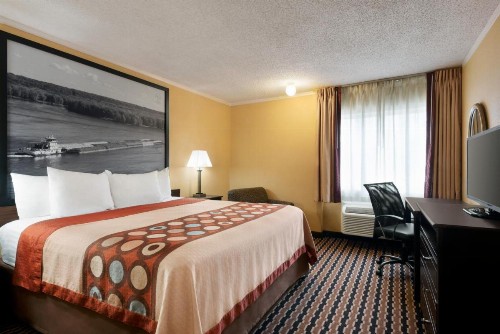 Super 8 by Wyndham Des Moines - image 8